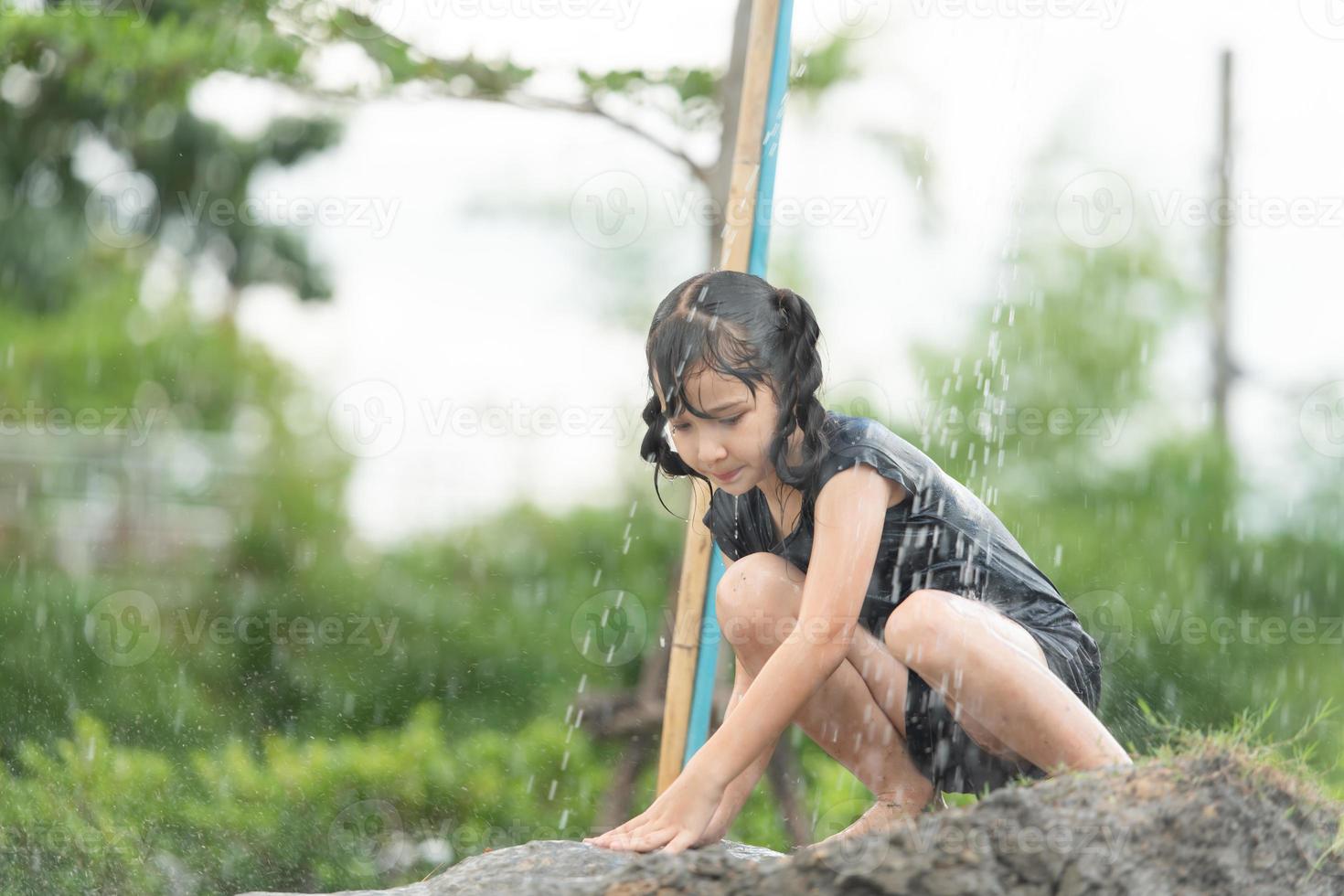 bambini avere divertimento giocando fango scivoli nel il Comunità campi. foto