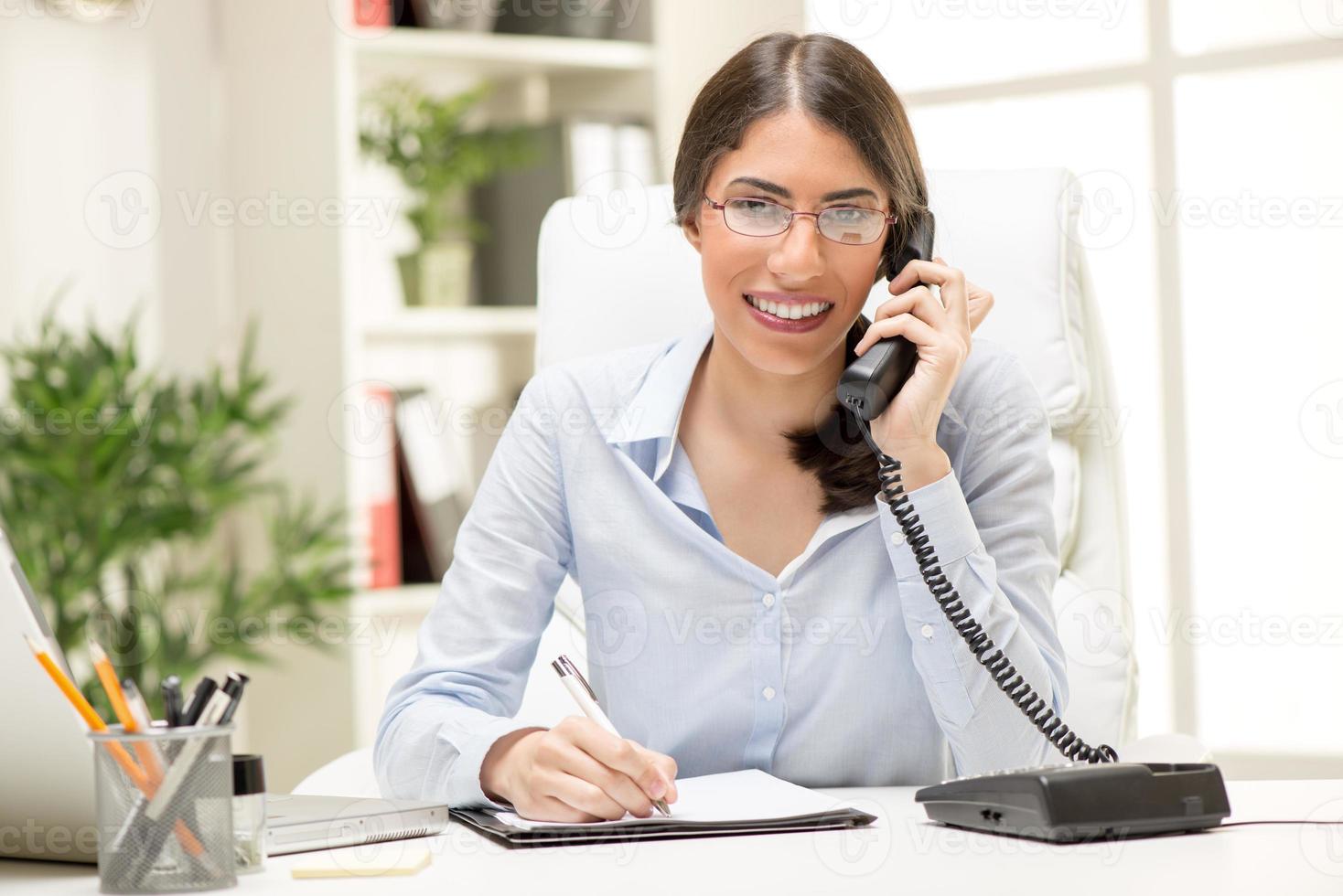 bellissimo donna d'affari telefonare nel il ufficio foto