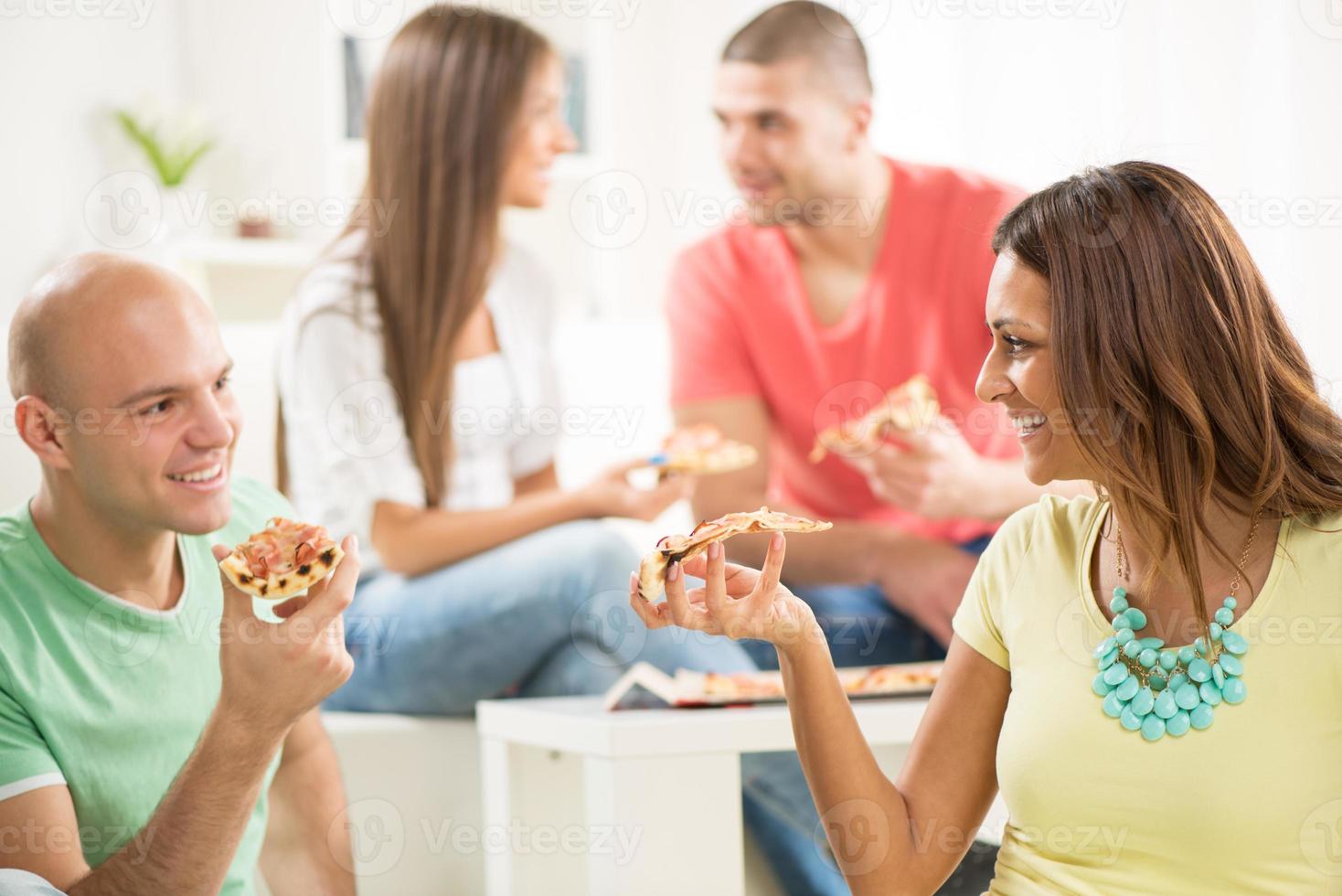 amici che mangiano pizza foto