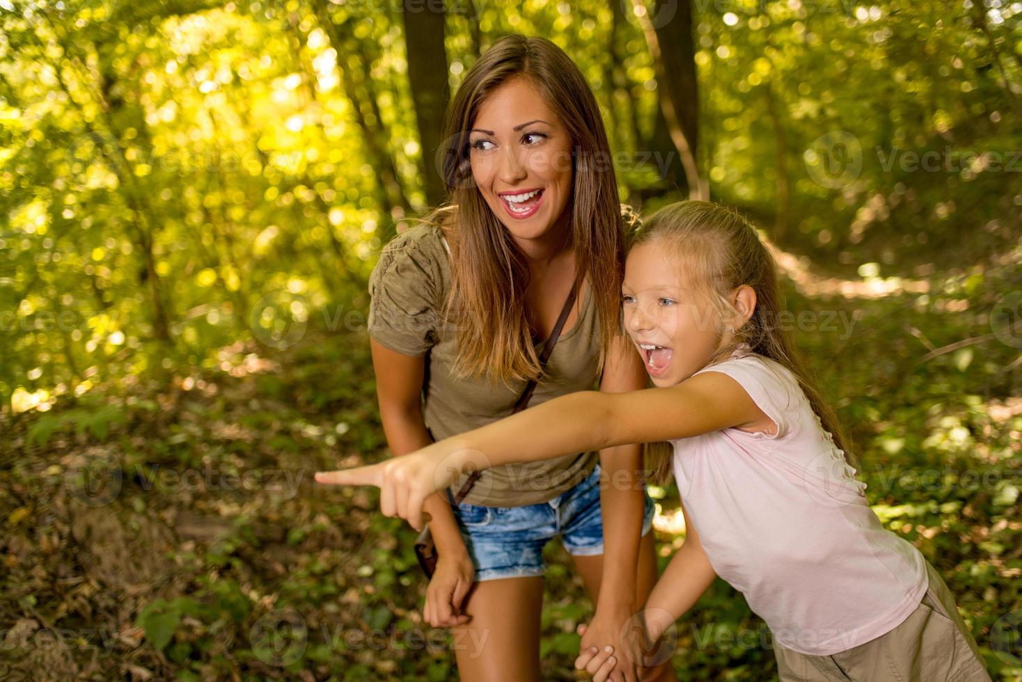 giovane donna e ragazza nel il foresta foto