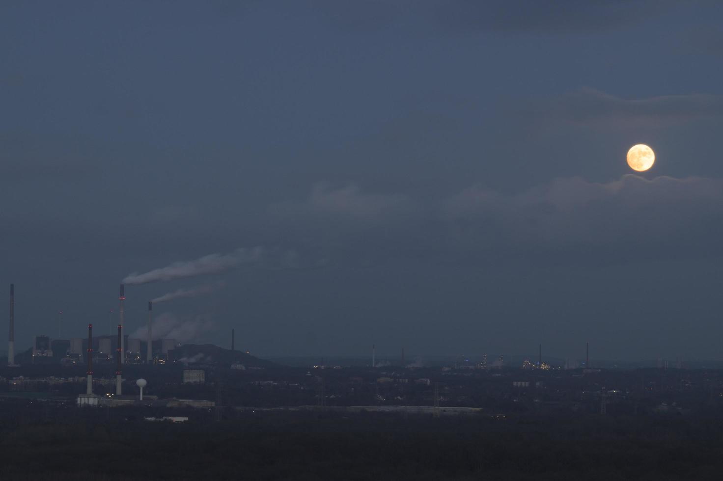 centrali elettriche al chiaro di luna foto