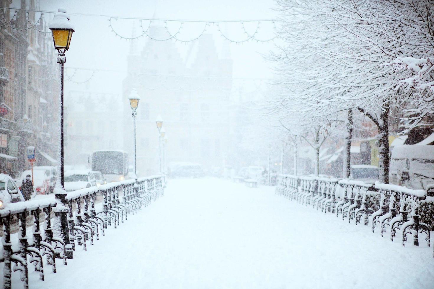 strada in una tempesta di neve foto