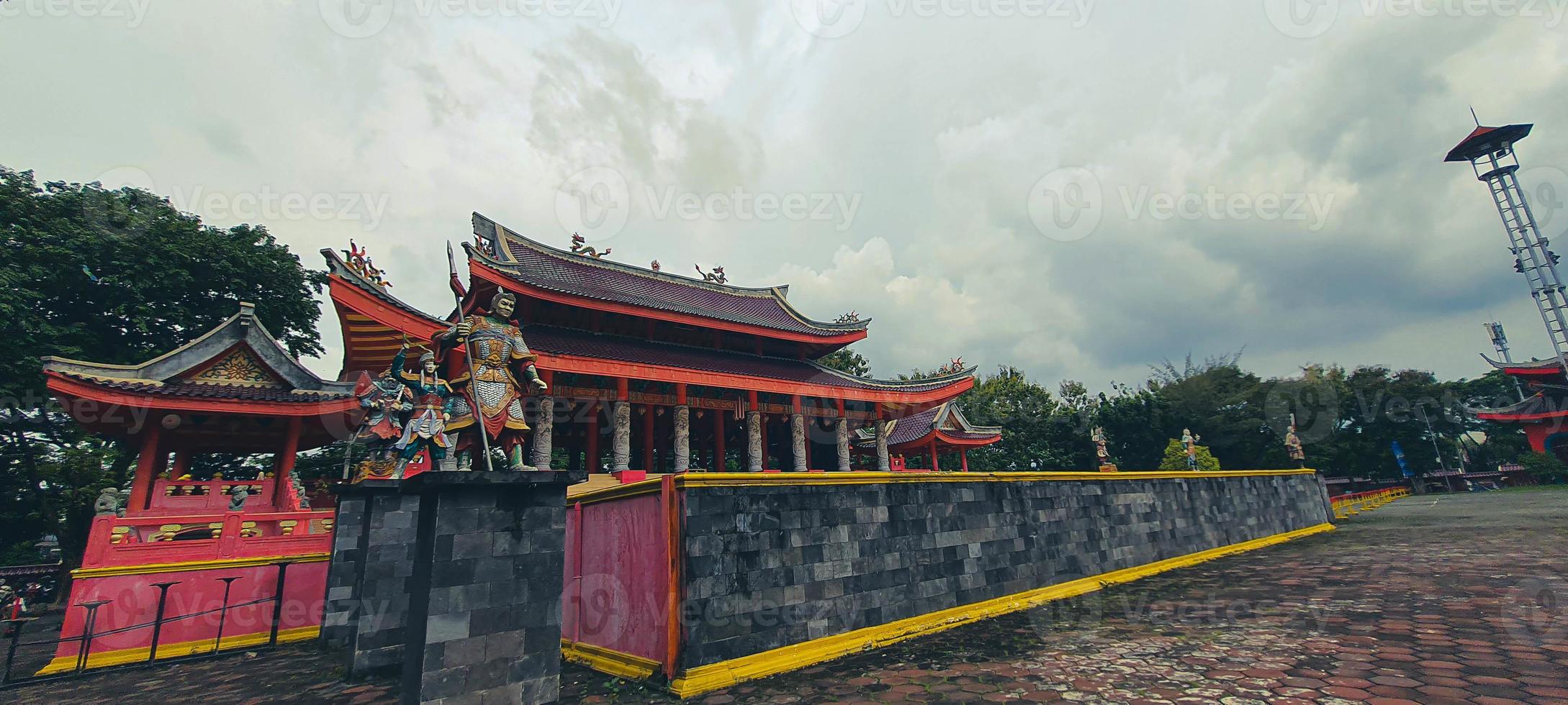 Questo è un' foto di il tetto di il sam cacca kong tempio nel semarang.