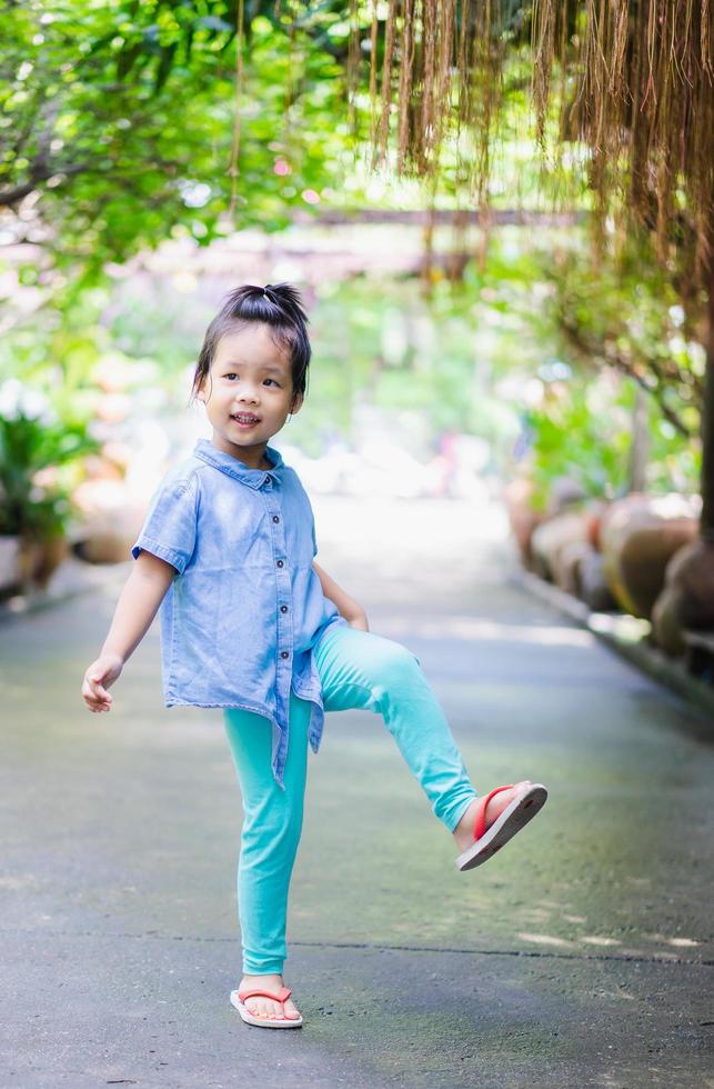 bambina nel parco foto