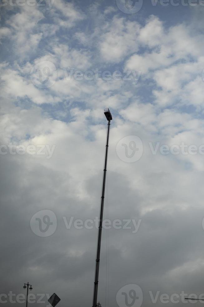 alto sollevamento con piattaforma. tiro a altitudine. lungo telescopico polo. foto