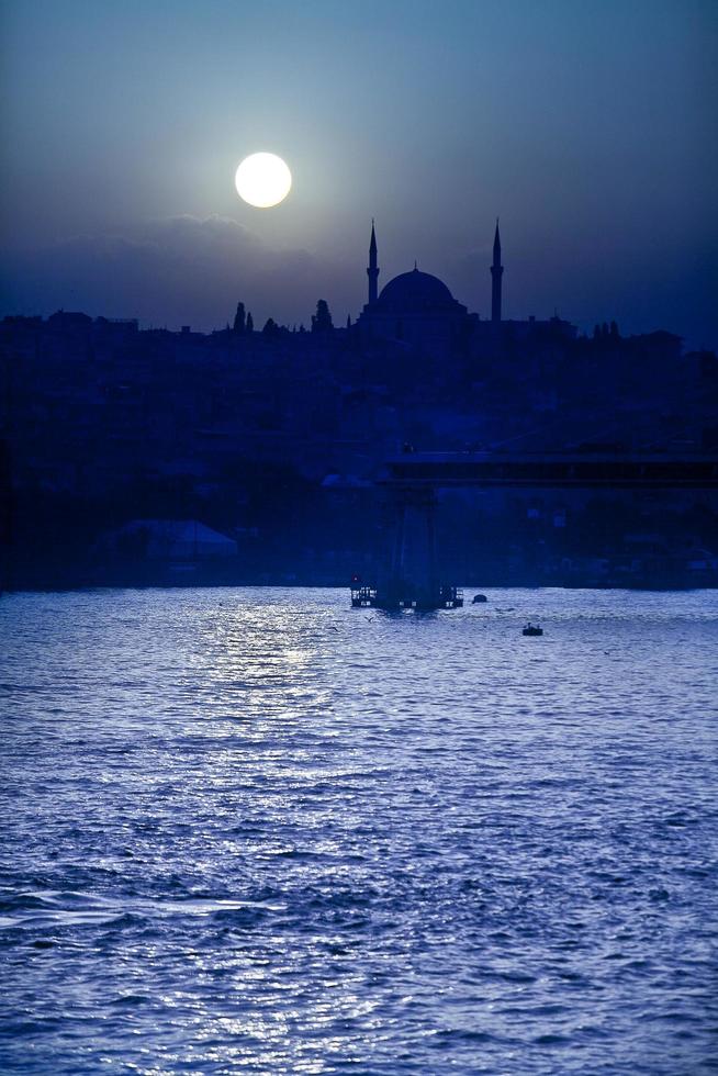 stretto del bosforo, istanbul, turchia sotto la luna piena foto