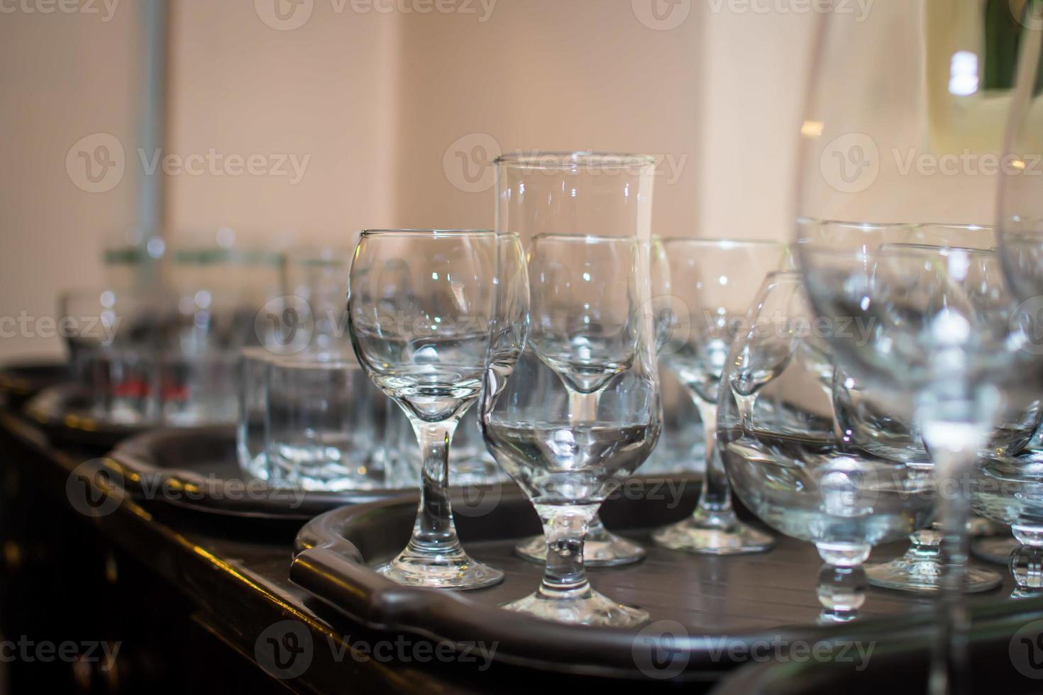 decorato piatto con forchetta e cucchiaio. nozze tavolo ristorante foto