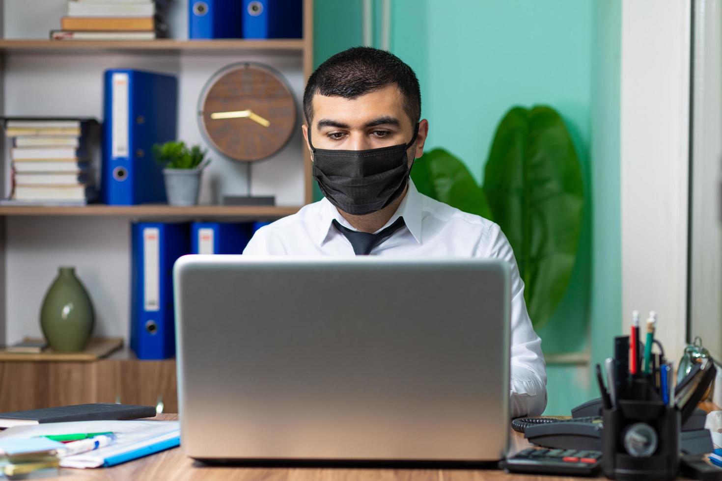 giovane uomo d'affari con maschera protettiva medica nera foto