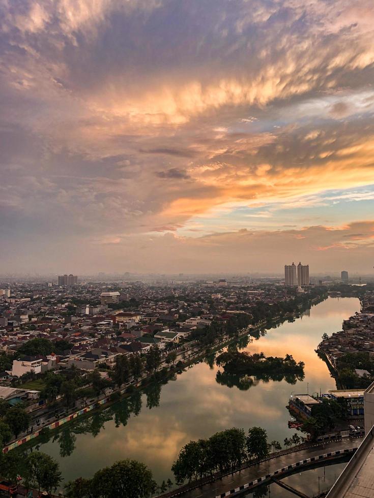 paesaggio urbano al tramonto foto