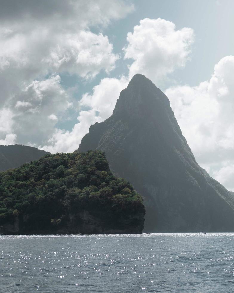 isola con alberi verdi accanto alla montagna foto