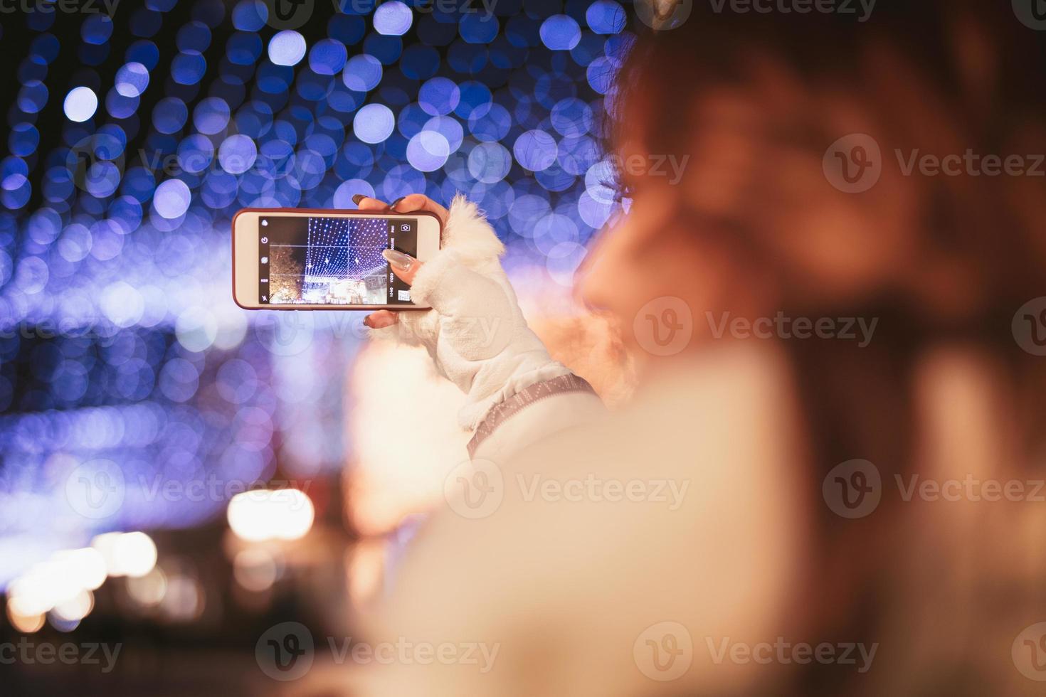 ragazza con smartphone nel il città foto