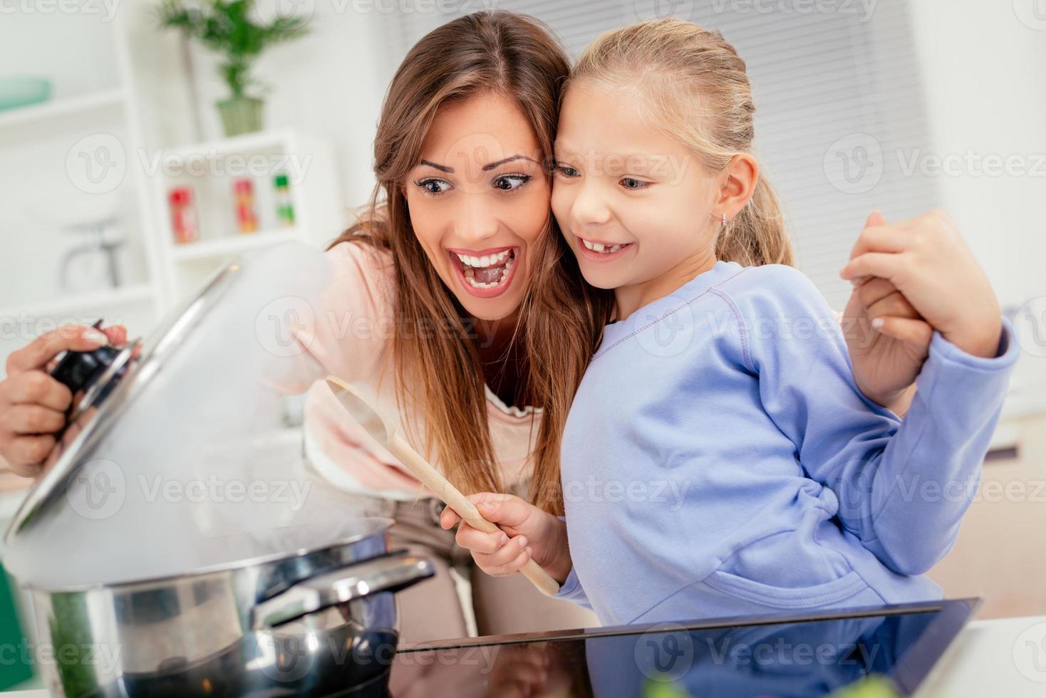 madre e figlia nel il cucina foto