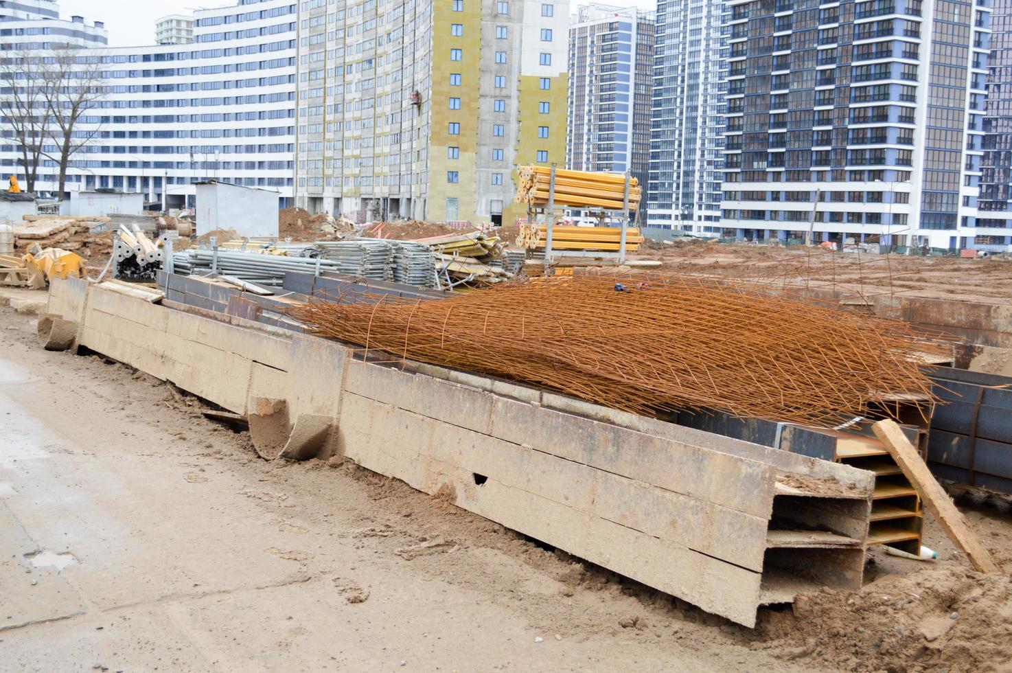 un' lotto di edificio materiale con metallo scorta parti, bastoni, travi, tubi a un aria aperta costruzione luogo magazzino foto