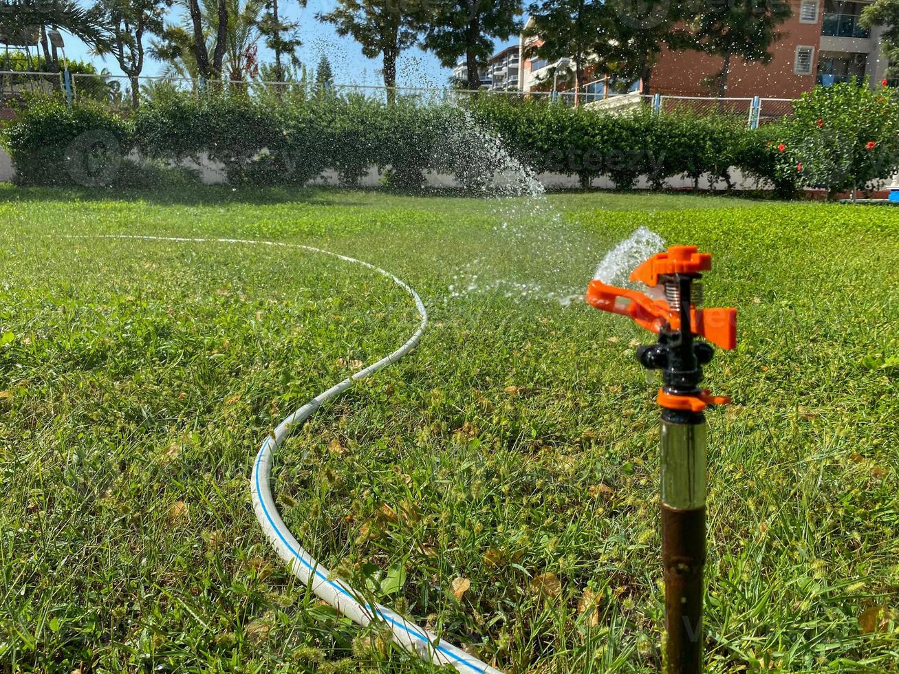 automatico verde erba spruzzatore, acqua spruzzatore per irrigazione prato  impianti 14164334 Stock Photo su Vecteezy