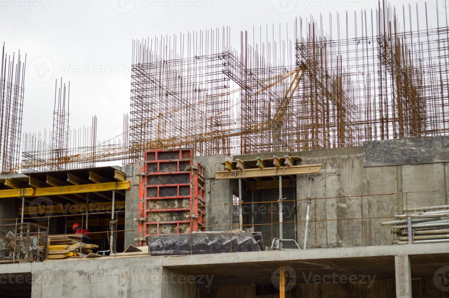 il processi di costruzione e riparazione di un' nuovo moderno cemento calcestruzzo pietra pannello monolitico blocco di telaio edificio di un' Casa con ferro rinforzo a un industriale costruzione luogo foto