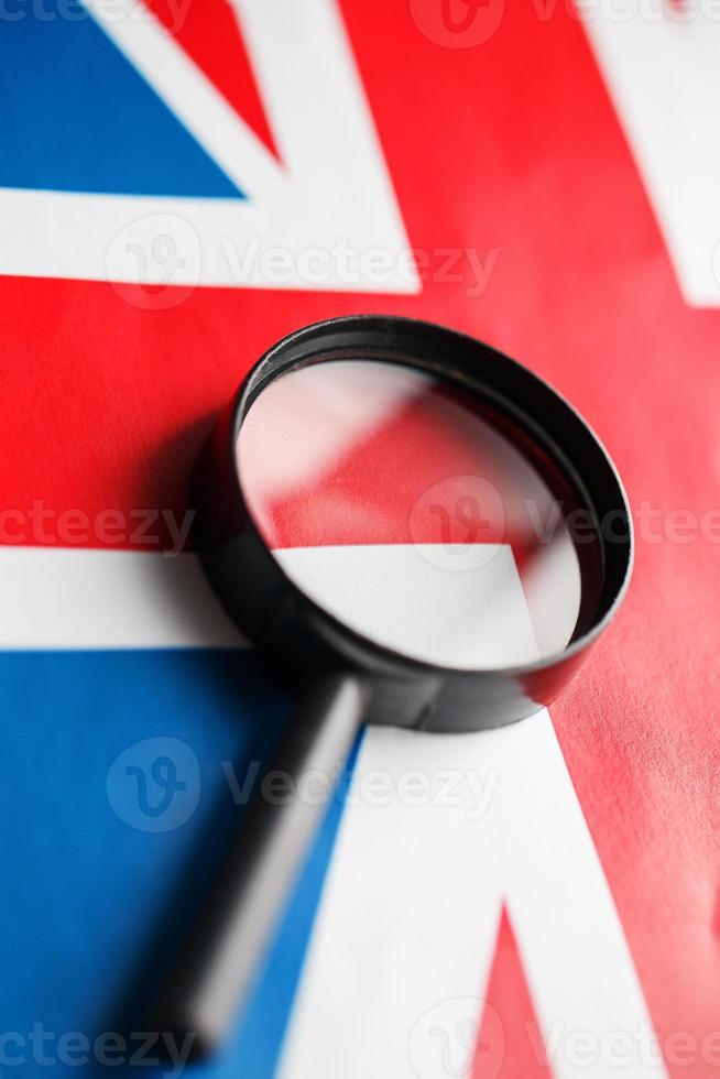 UK bandiera guardare attraverso un' ingrandimento bicchiere. totale sorveglianza di il nazione di Inghilterra. il concetto di nascosto minacce e controllo al di sopra di il nazione foto