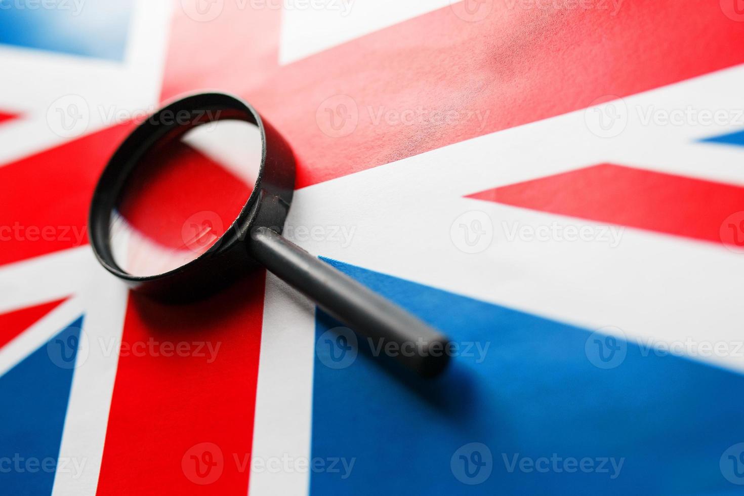 UK bandiera guardare attraverso un' ingrandimento bicchiere. il studia di il storia e cultura di il persone di il grande nazione di Inghilterra. il concetto di studiando geografia, Dogana e il linguaggio foto