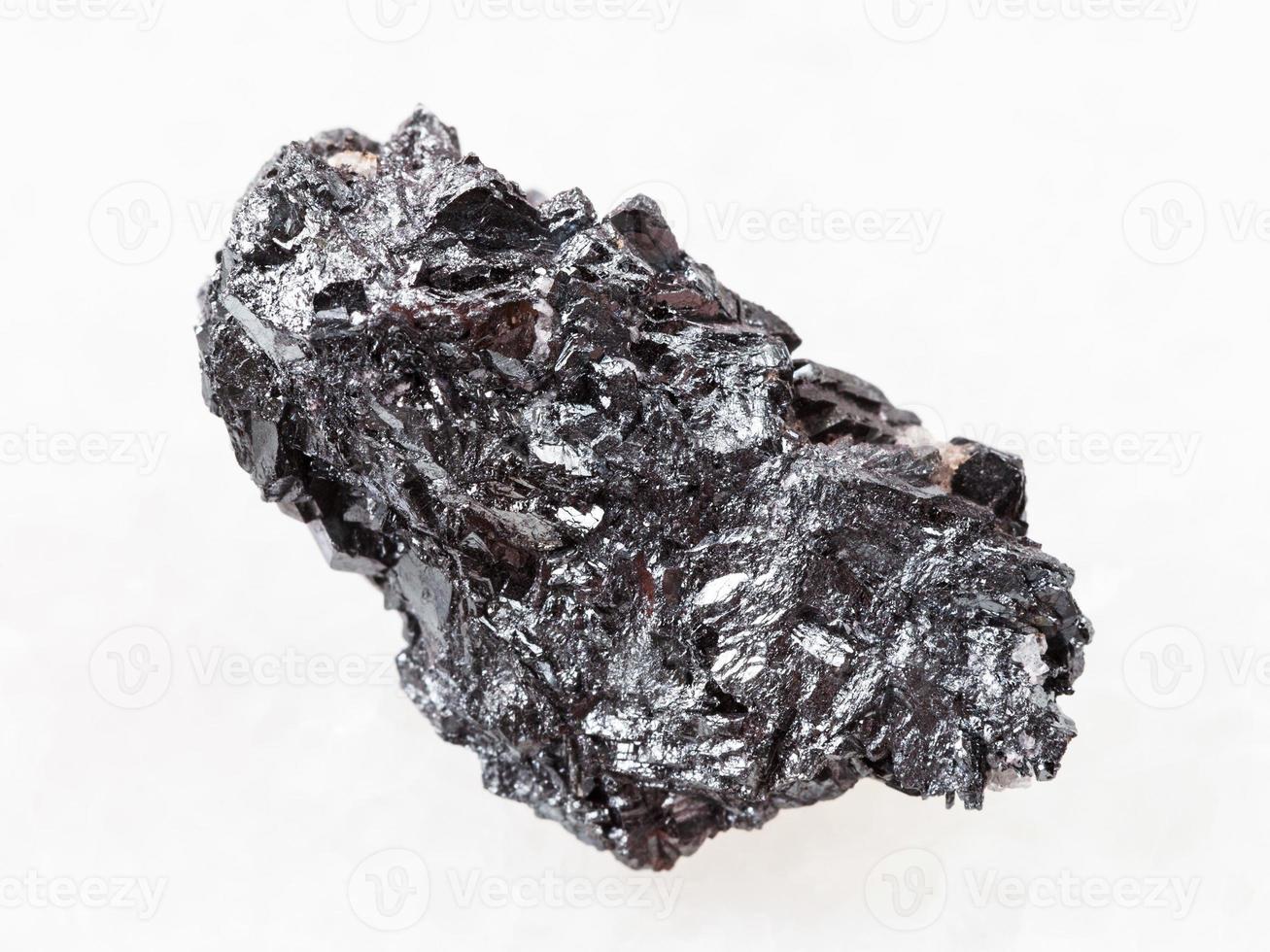 pezzo di ematite minerale su bianca marmo foto