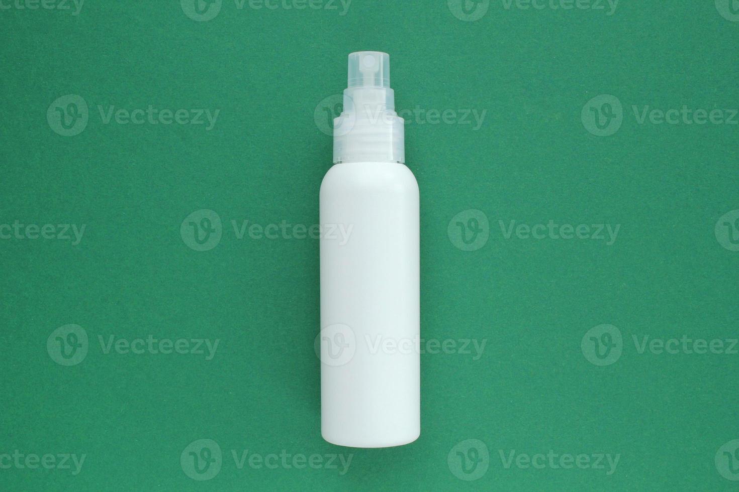 bianca senza marchio plastica distributore spray bottiglia su verde sfondo con copia spazio per testo. cosmetico pacchetto modello, liquido sapone flacone, mano disinfettante senza etichetta, shampoo biologico terme, doccia gel foto