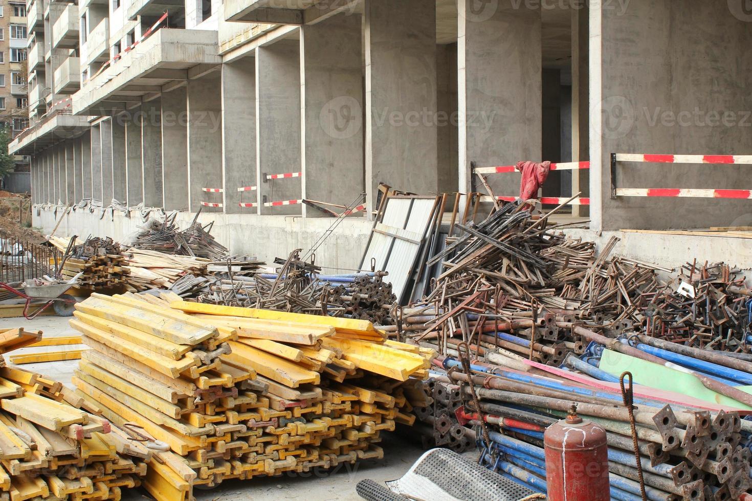 mucchio di metallo tubatura costruzione materiali, ferro profili, acciaio canne per impalcatura su un' edificio luogo. ristrutturazione, pianificazione, riparazione moderno civile Casa. concetto di sviluppo miglioramento cittadina foto