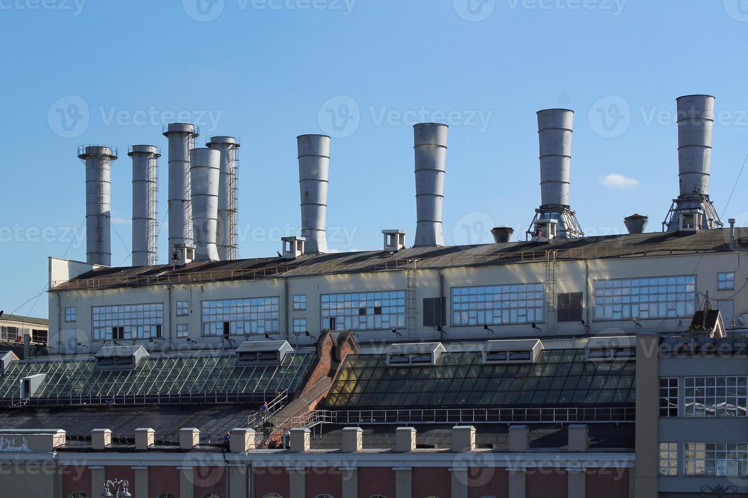 tubi di termico energia pianta su un' cittadina. industriale zona nel il città. producendo elettrico energia concetto. ecologico e ambientale questioni. sistema di elettricità la fornitura. Salvataggio risorse efficiente foto