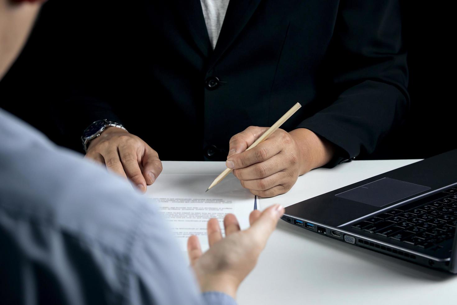 datore di lavoro, gestione colloquio per un' lavoro per assumere qualcuno per opera per un' azienda. hr dai un'occhiata riprendere. candidato particolari, reclutamento concetti, personale gestione reclutamento, e lavoro interviste. foto