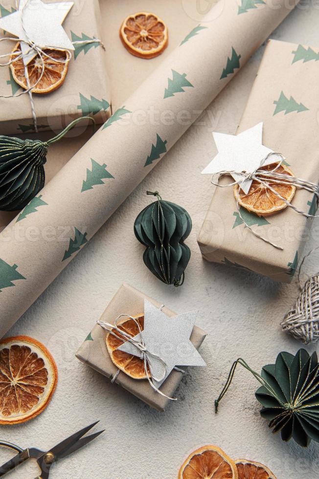 Natale regalo scatole, bugie di corda, di carta rulli e decorazioni. foto