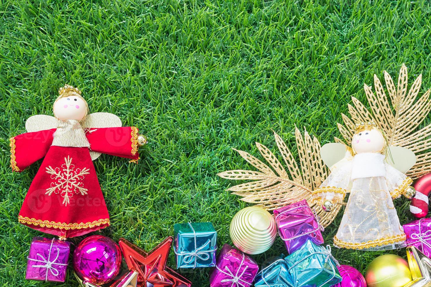 Natale decorazione su verde erba sfondo foto