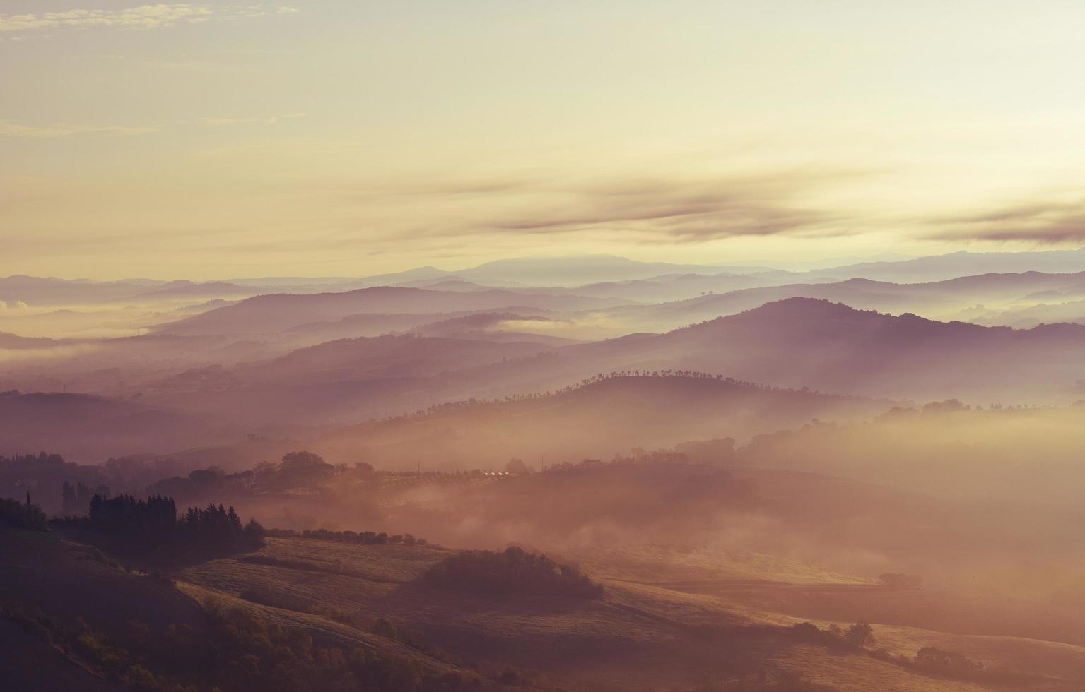 montagna staglia durante il tramonto dorato foto