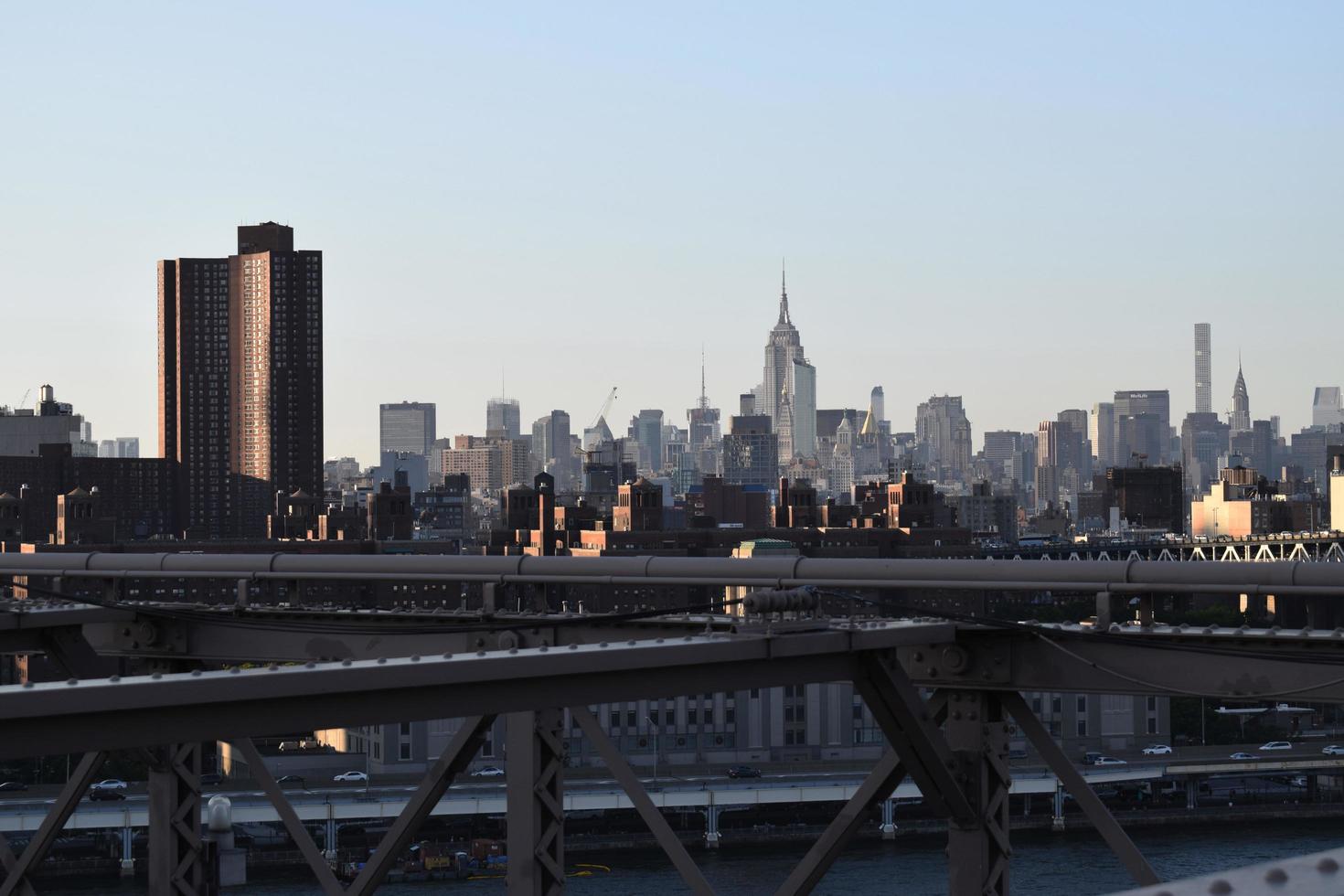 skyline della città sotto il cielo blu durante il giorno foto