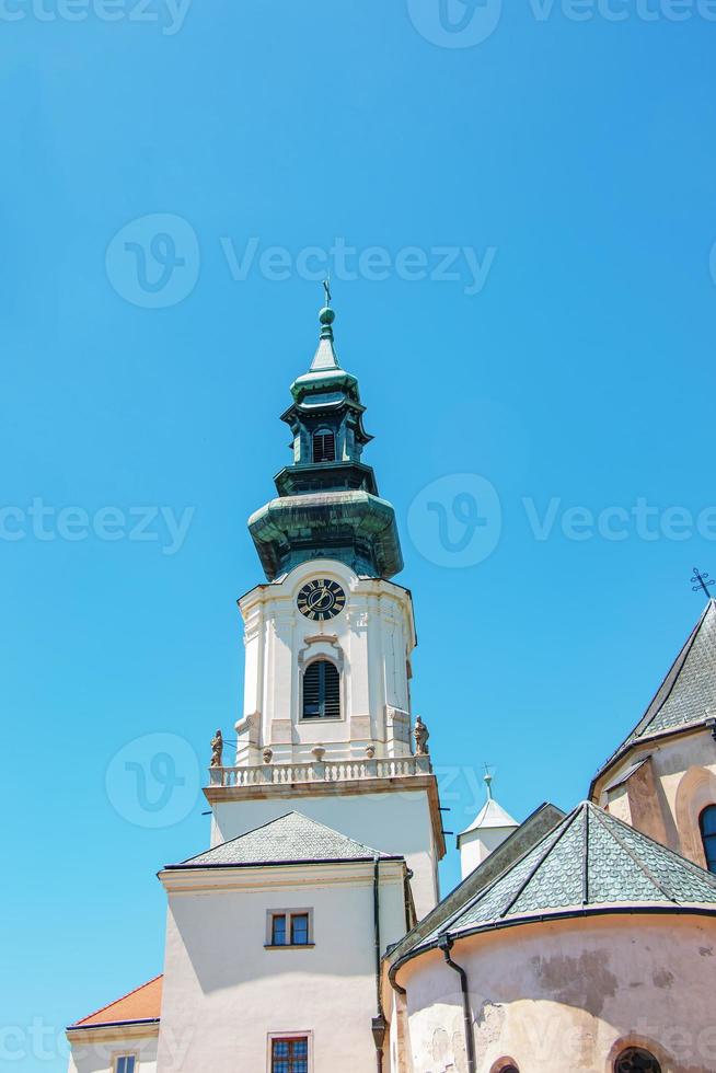 superiore Visualizza di il francescano Chiesa nel il nitrogrado castello nel il città di nitra nel slovacchia. foto