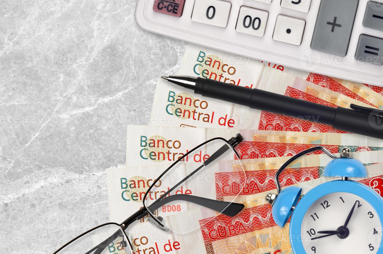 3 cubano pesos convertibili fatture e calcolatrice con bicchieri e penna. attività commerciale prestito o imposta pagamento stagione concetto. tempo per pagare le tasse foto