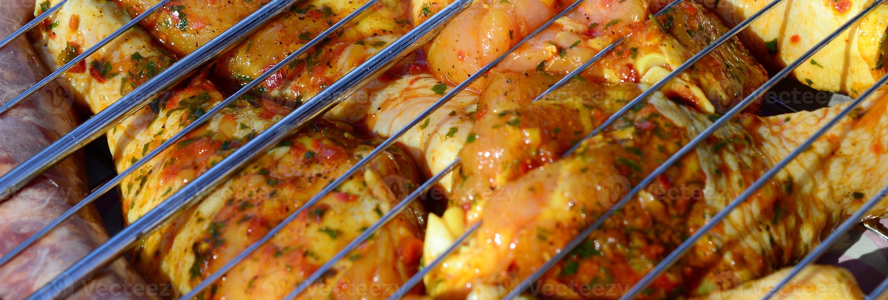 marinato pollo gambe su caldo bbq carbone campo griglia foto