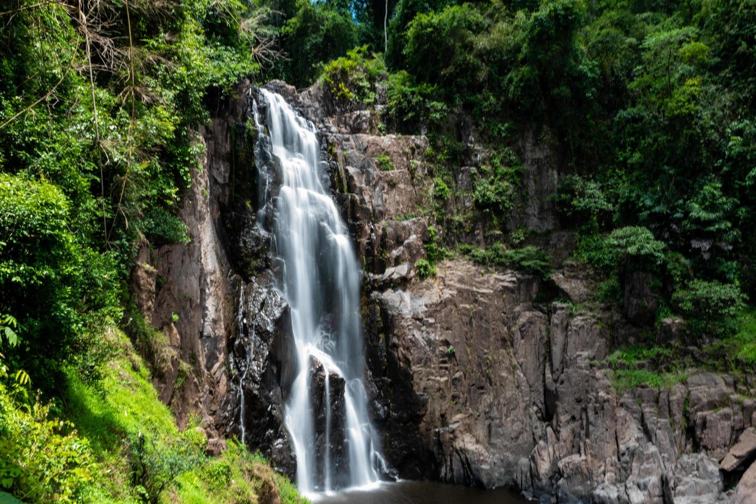 cascata nella foresta profonda della thailandia foto