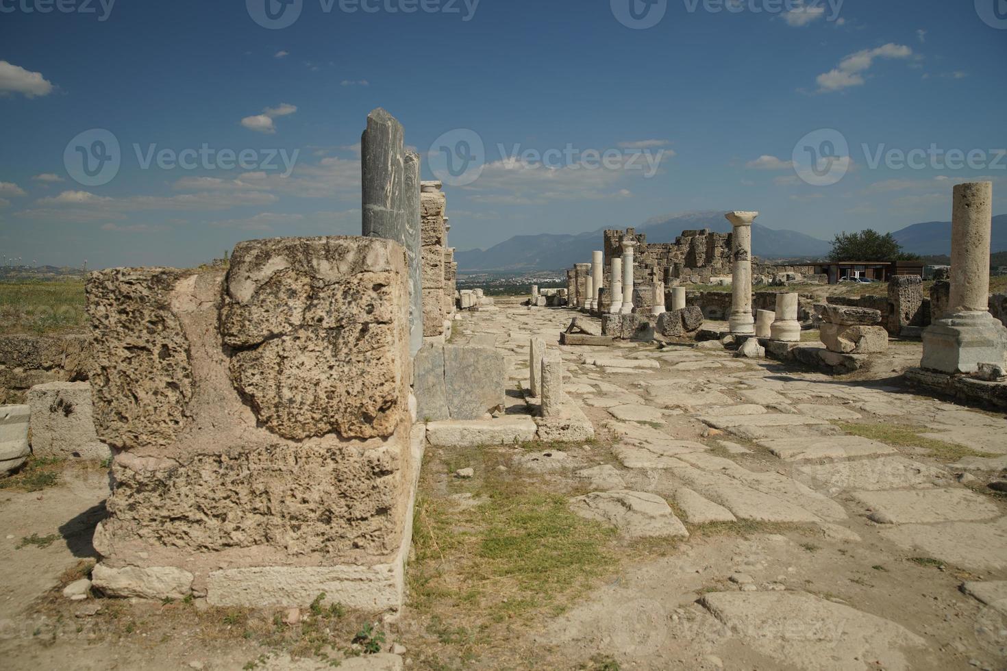 colonnato strada nel laodicea su il liceo antico città nel denizli, turkiye foto