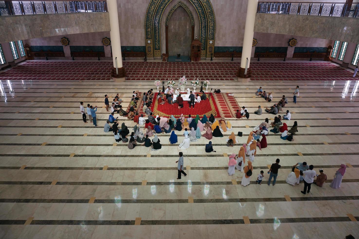 sangatta, est Kalimatan, Indonesia, 2020 - islamico matrimonio contrarre a il al faruk moschea. un islamico matrimonio contrarre è un islamico prematrimoniale accordo. foto
