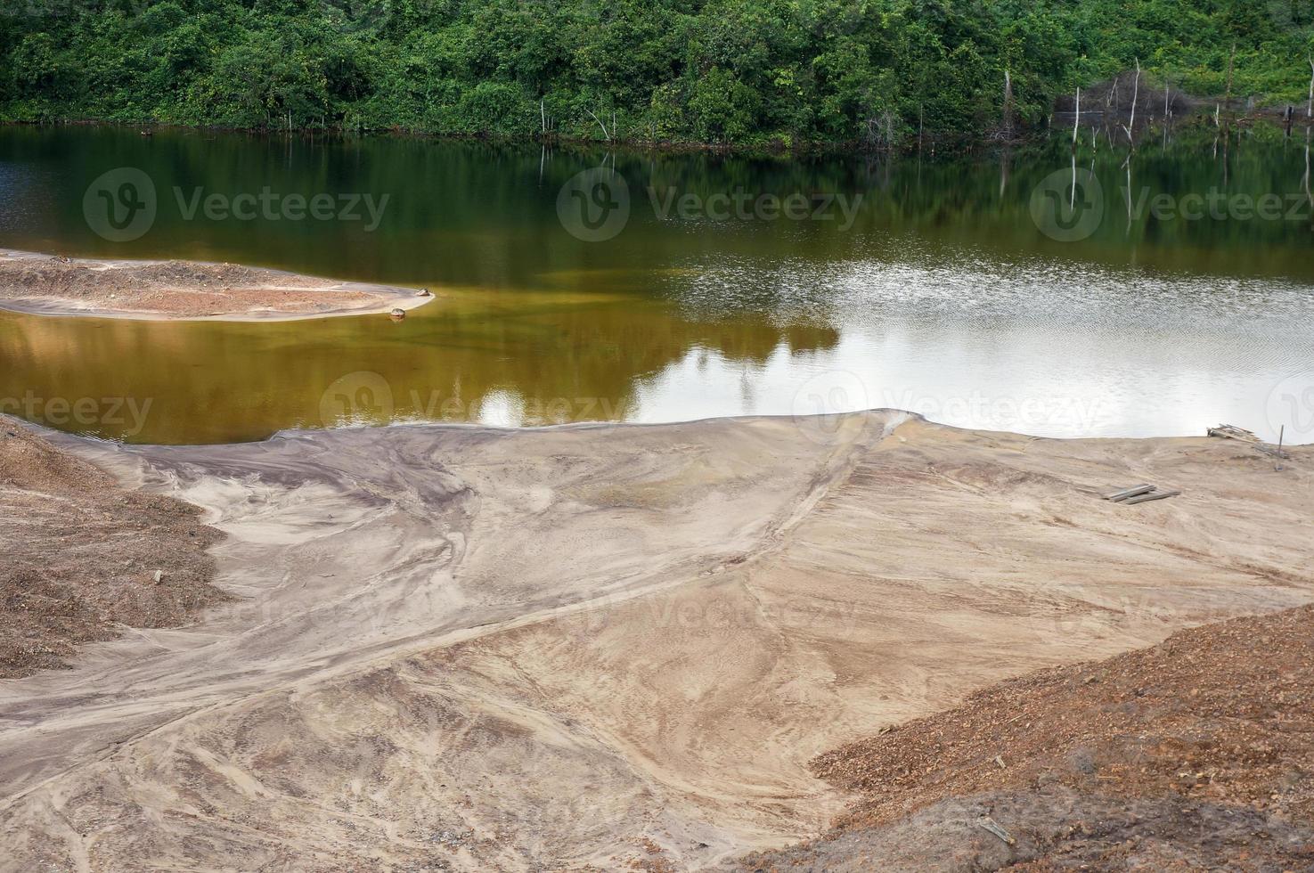 il urto di carbone estrazione su il ambiente. il estrazione Posizione era abbandonato senza bonifica. Posizione a sangatta, est Kalimatan, Indonesia. foto