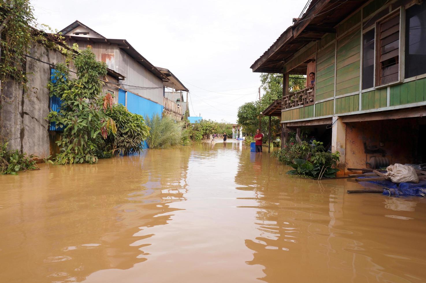 est kutai, est Kalimatan, Indonesia, 2022 - inondazioni colpire le case e autostrade perché alto pioggia e alto marea di mare acqua. Posizione a sangatta, est kutai, Indonesia. foto