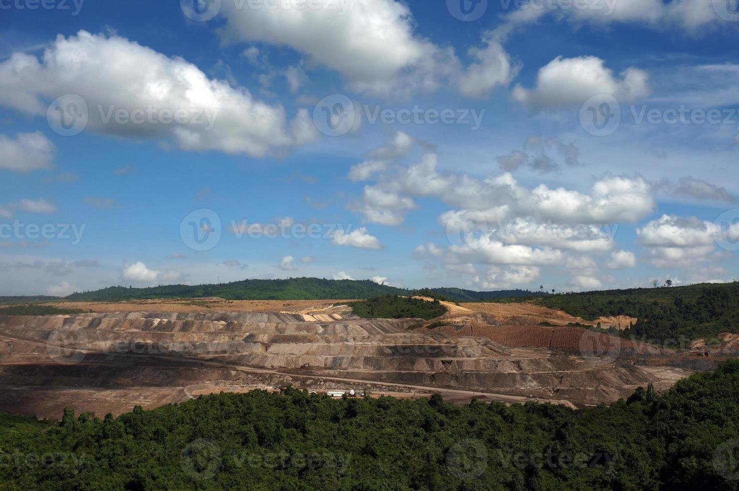 paesaggio Visualizza di Aperto fossa carbone estrazione. locationat sangatta, est Kalimatan, Indonesia. foto