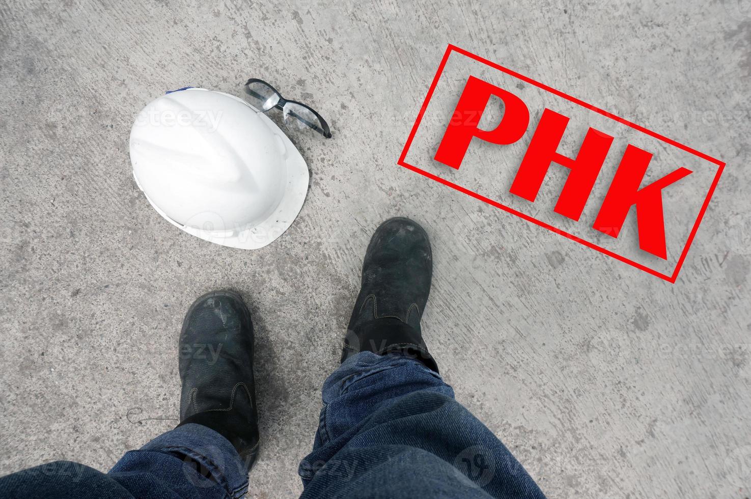 sicurezza casco e sicurezza bicchieri su il pavimento con phk testo. phk è pemutusan hubungan kerja o fine di occupazione relazione. di cui via concetto. foto