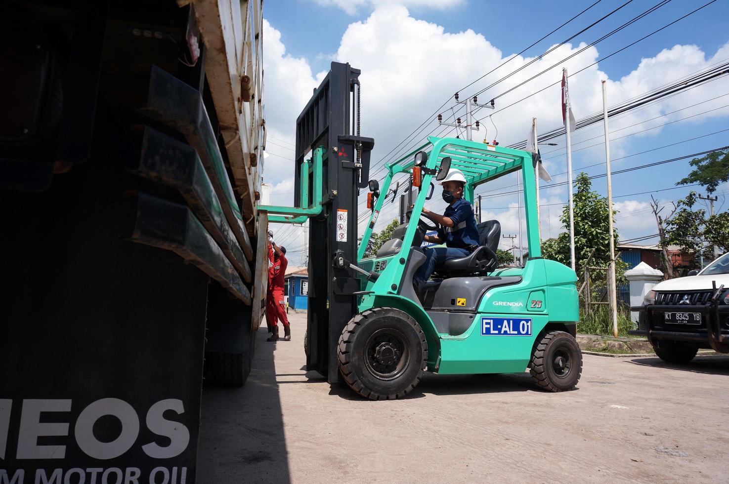 sangatta, est Kalimatan, Indonesia, 2020 - carrello elevatore a forca autista Caricamento in corso carico pallet spedizione con un' camion gru a perking la zona magazzino. foto