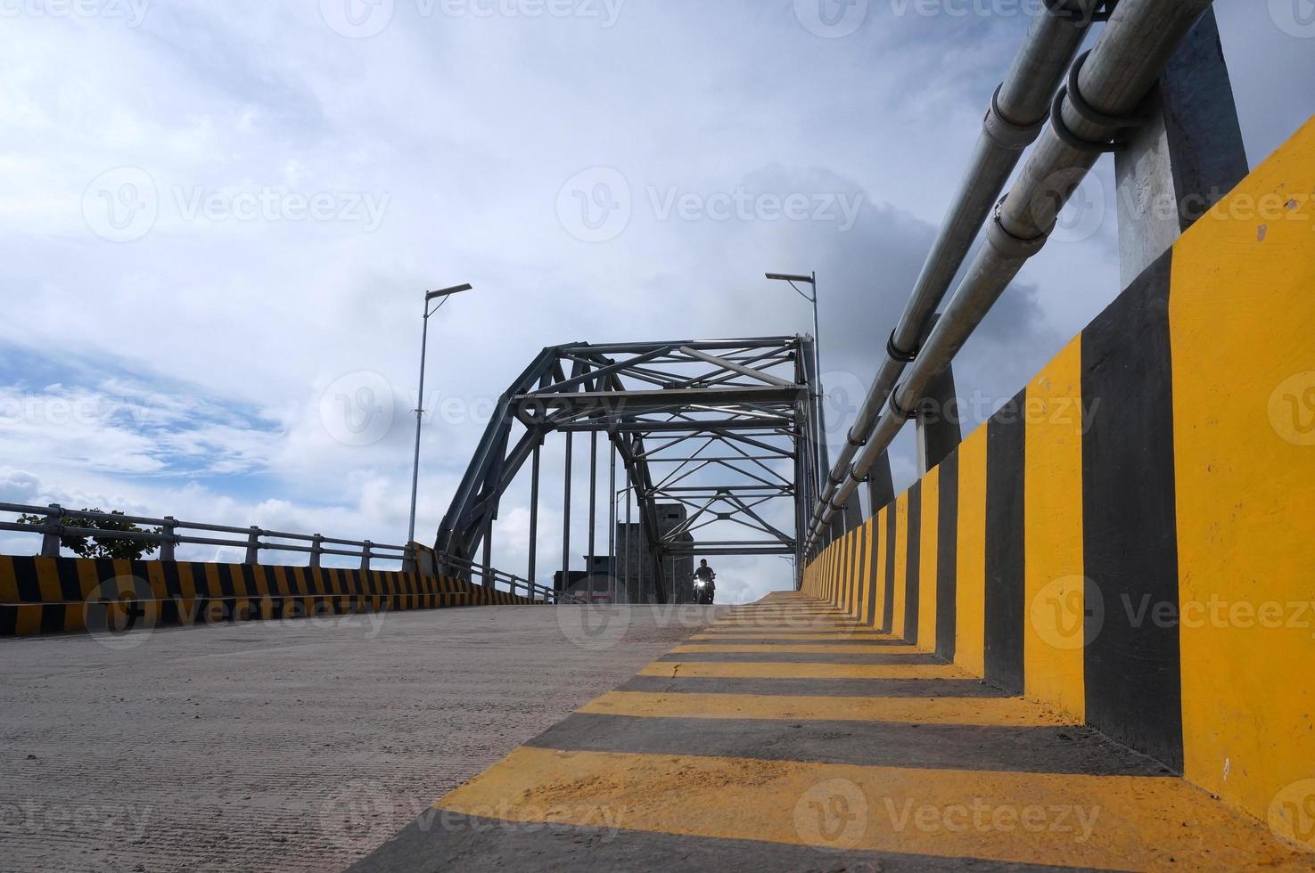 nero e giallo ponte parete strisce foto