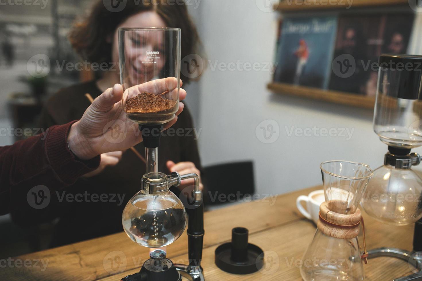 Vintage ▾ coppia preparazione caffè con vuoto caffè macchina.caffè negozio foto