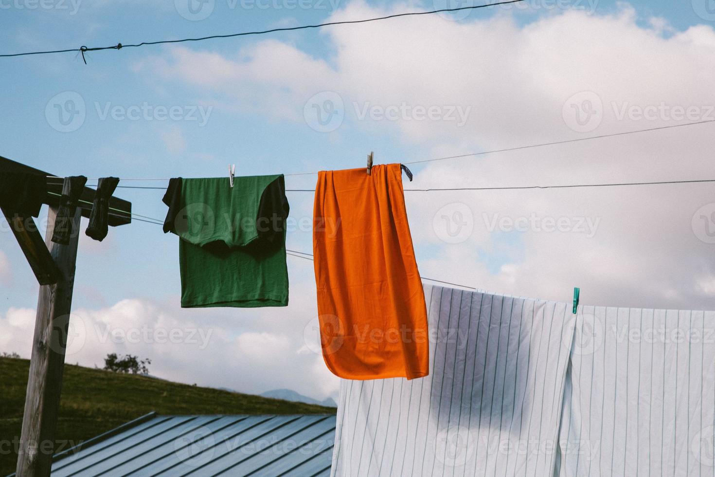 Abiti essiccazione su un' clothesline foto