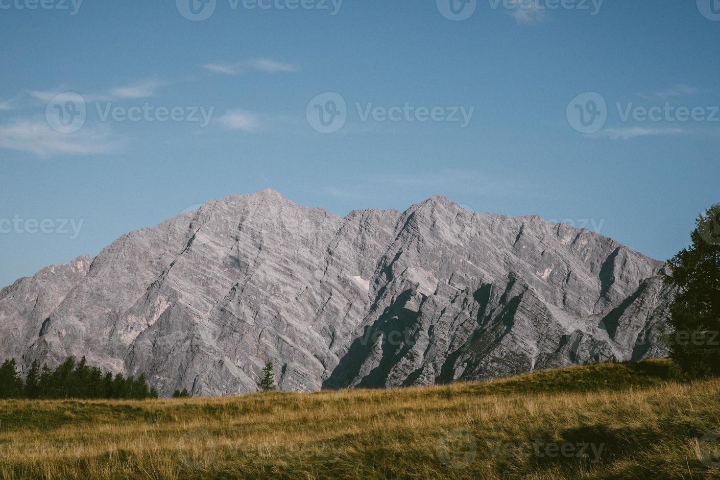 un' paesaggio nel il montagne con alcuni nuvole foto