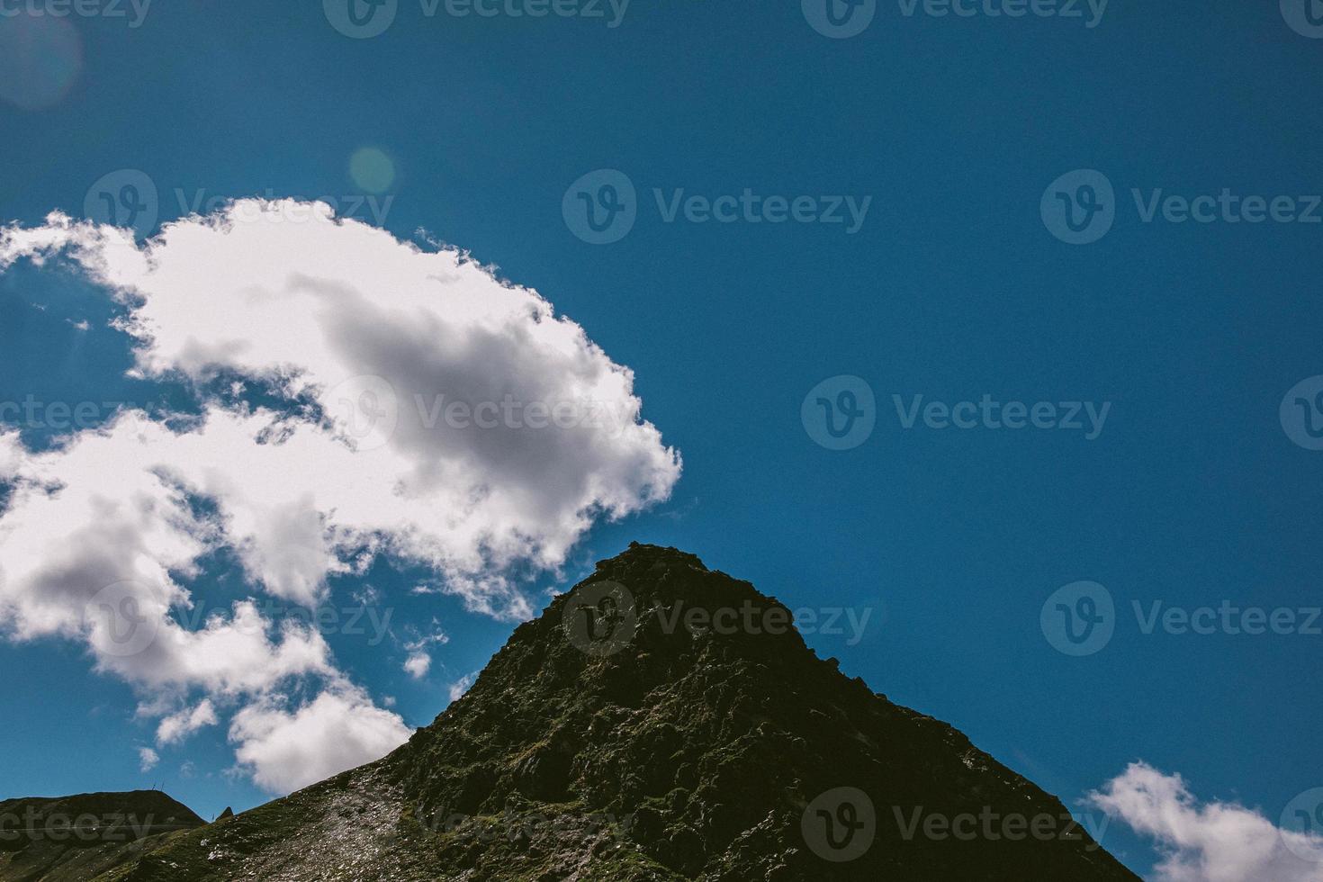 un' paesaggio nel il montagne con alcuni nuvole foto