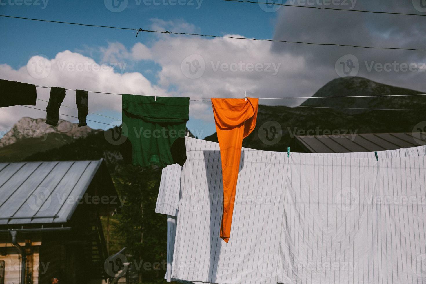 Abiti essiccazione su un' clothesline foto