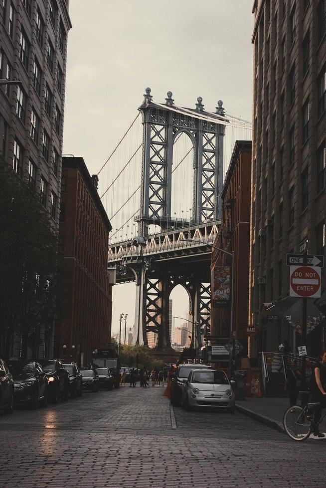 new york city, 2020 - veicoli parcheggiati vicino al ponte foto