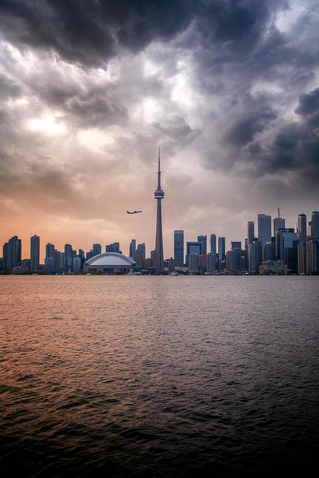 vista di toronto, canada da tutta l'acqua durante il crepuscolo foto