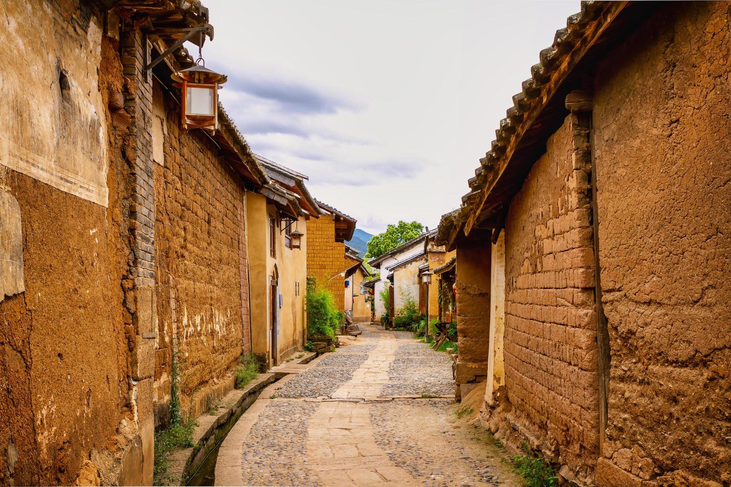 le strade della città vecchia di Shaxi, Cina fiancheggiata da case di terracotta foto
